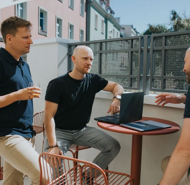 Rozmowa zespołu umami digital przy stoliku na tarasie